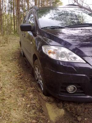 Katos tie alta
Ei ollut Mazda 5:sta menijäksi. Tätä se on kun ajaa kaks-vetoisilla. Saa emäntä ostaa ens kerralla nelivetoisen ;)

Muistakaa osallistua haaverikuvakilpailuun!!! Etusivulla tiedot.
