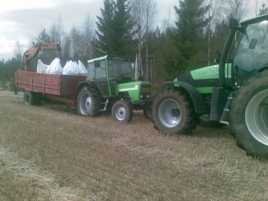 Vetovoimaa:)
Apulantaa syysrypsille, kuorma tuli lähes oikealle pellolle saakka. Eipä tuo paljoa painanut ja vielä enemmän keveni kun apulantakuski painoi kytkimen pohjaan eikä jarruttanut vaihteella "vetoapuna":) Ristikudosrenkaiden uskomattoman huono vetopito pehmeällä maalla tuli jälleen todettua,eikä yllättänyt.
Avainsanat: Deutz 6507C 140 Agrotron