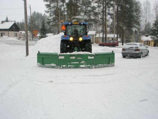 5m leveälti puhdasta kerta vedolla
Tehokas pihojen putsailuun, ei tarvii montaa kertaa nysvätä niinku lingon kanssa. sivut kääntyy joko suoraks sivuille tai 90 asteen kulmaan eteen päin. Veturina NewHolland TSA 100.
Avainsanat: newholland tsa 100