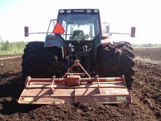 valtra 6400 jyrsinhommissa
turvepohjaista raiviota jyrsimässä,jousikarhilla nousisi liikaa juurakoita
Avainsanat: valtra 6400