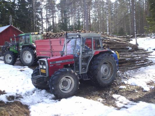 MF 390T&Klapituiko + Valtra ja härmäläiset.
Klapihommien alottelua. 390 sai kevään kunniaksi konepeittoon uuden maalipinnan. 
Avainsanat: 390 klapituiko 6350