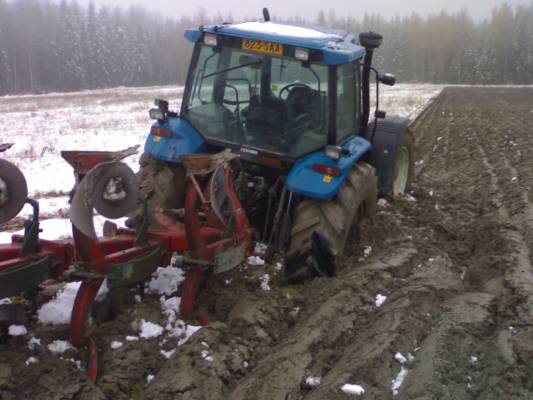 New Holland TS 115 ja kverneland nelisiipinen
Oli pehmeet paikat siitä miste oli kivet otettu pois kesällä ja ajettu täyttö maata tilalle.
Avainsanat: upoksissa TS115