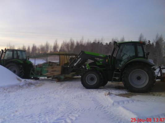 vuoden viimeisiä höyläyksiä, koivu lautaa menossa läpi!
deutzit 135 ja "130" ja höylän nimestää ei tietoa :D
Avainsanat: deutz höyläys