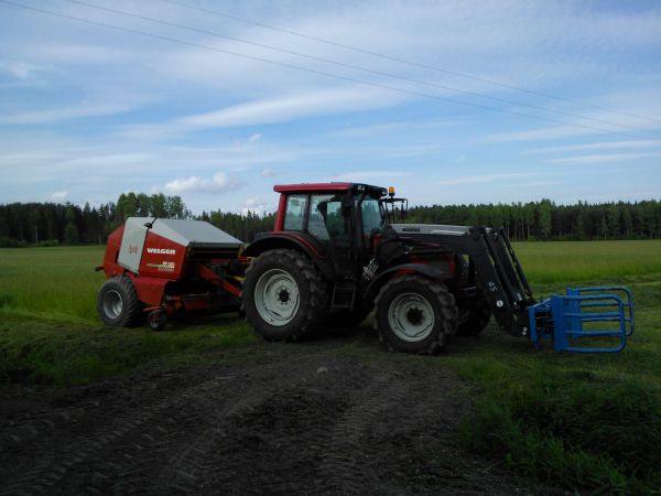 Valtra N111 ja welger RP220
ekalle sadolle ekalle karholle lähdössä.
