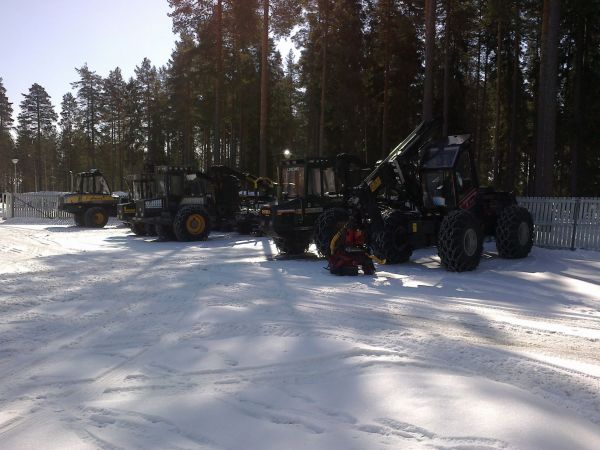 Jao:n koneita
Pöllikoulun metsäkoneita.
Avainsanat: Metsäkone Valmet