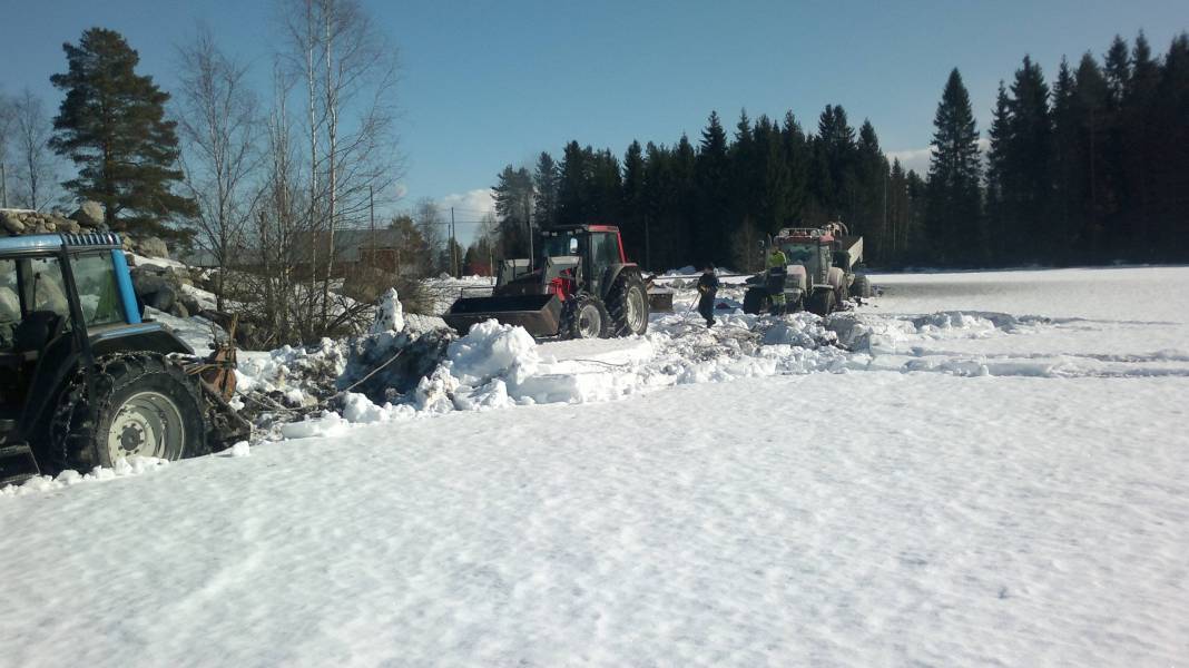 Vinssataan vinssataan
6350 perässä pillarin vinssi, eipä irronnu vaa katkes 30tonnin ketinki ja paikalle soitettava kaivuri että sai kärryn pois perästä
