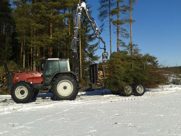 Valtra 8350 + Kronos + Ov kärry + Enerkiaa
Haketettavaa läjälle. Ja aurinko paistaa niin notta.
Avainsanat: valtra 8350 kronos 5000