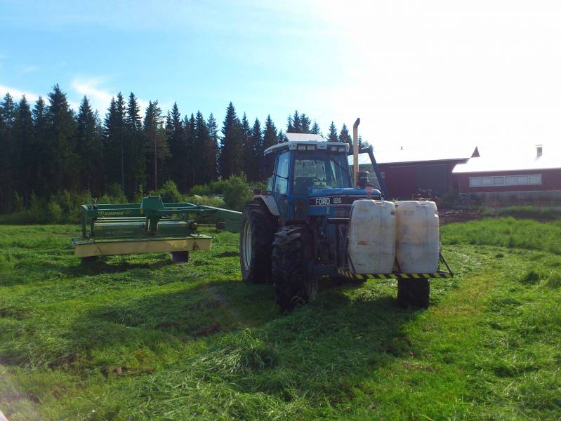 8210 & Krone
Ekoja niittoja, märkää on..
Avainsanat: Ford Krone