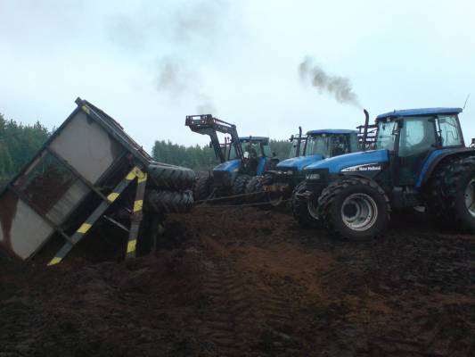 kaveri kuva tm155 ja 2x120tm classikkia
ylähä tuli...ehjänä
Avainsanat: tm155 tm120 kärryt upoksis savu isoneva new holland