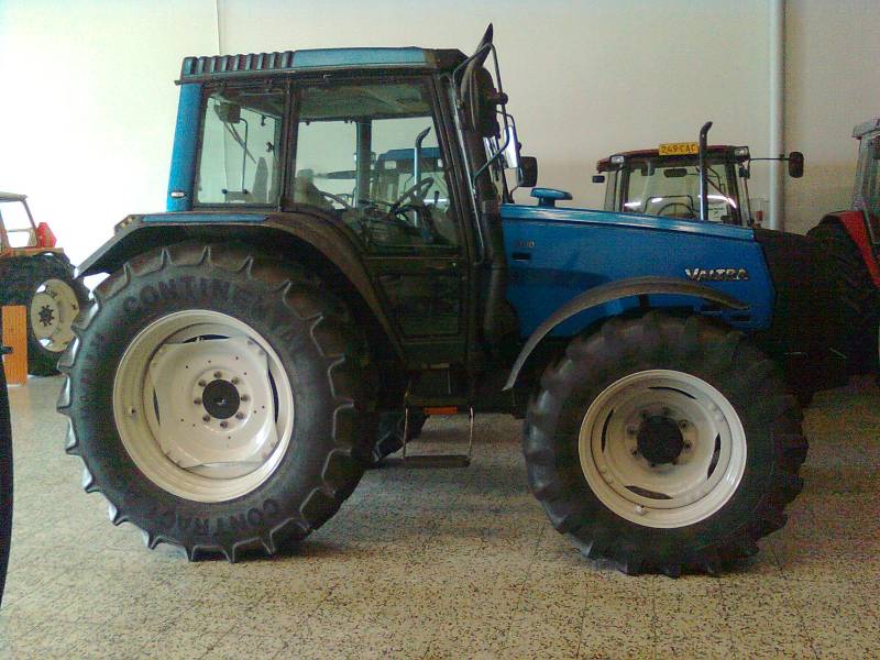 Valtra 6800
Valtra vielä koneliikkeen hallissa.
Avainsanat: valtra 6800