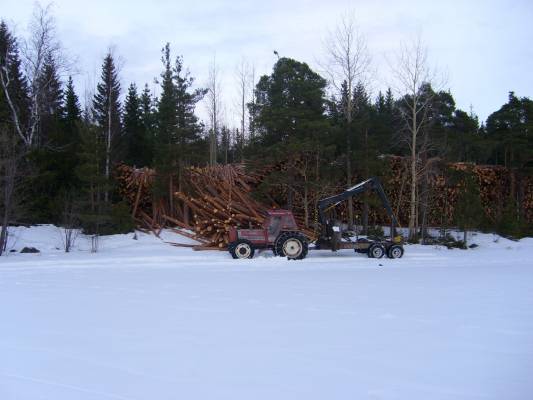 Uittopaikalla kasa nurin jäälle
980 ja puukärri
Avainsanat: 980