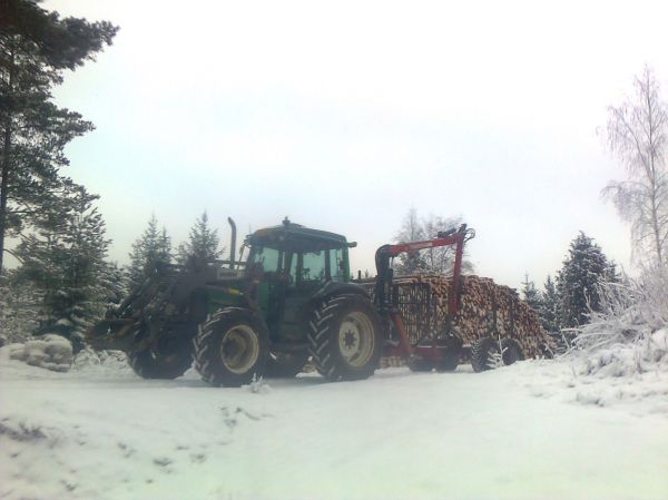 Valtra 800  ja patu 545 
Elämää ja kuutioita nähnyt yhdistelmä. 
Avainsanat: valtra 800 patu 545