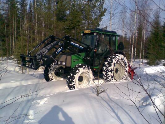 Valtra 700 ja Esko 225
Mökkitien aukaisua.
Avainsanat: valtra 700 esko 225