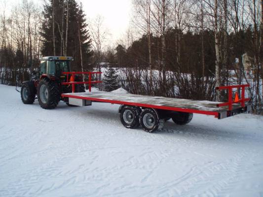 MF 6255 + paalikärry
Uskalsi lähteä pakkasten jälkeen hakemaan paalikuormaa.
Avainsanat: MF 6255 paalikärry