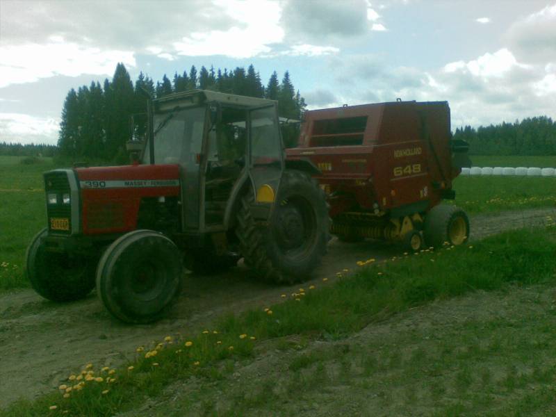 MF 390 ja NH 648
pikkuhiljaa rehunteko kalustoa esille ja niiden läpikäyntiä.. paalaajasta noukin piikkien vaihtoa ym..
Avainsanat: Kones