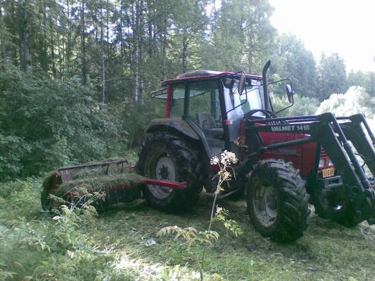 kesantojen murkausta
susivalmet ja 1250 varsta. viimeselle pellolle piti vaihtaa 165 pois kun epäilin ko peltoa pehmeäks ja sitähän se oli. kunnon sateilla keskellä on mukavan kokonen tekojärvi.
Avainsanat: valmet varsta1250