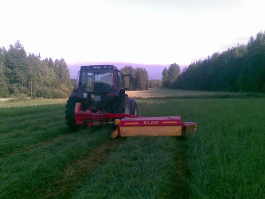 toisen sadon teko alko nyt täällä hämeenkosken perukoilla. 
valtra valmet 6550 ja elho NM240H
Avainsanat: valtra 6550 elho NM240H