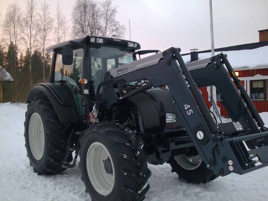 Valtra N111e advance
siinä uus kone just tulleena pihaan.....
Avainsanat: n111