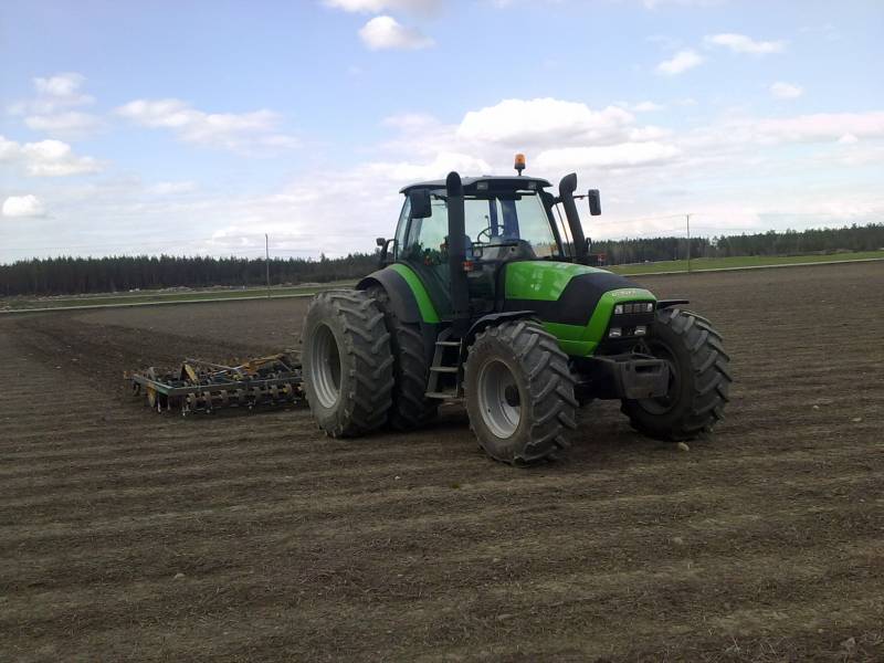 Deutz-fahr M640 ja Multivan 600
Tulipa äes kevyesti perässä kun kulki semmosta 12km/h 1300rpm eikä tuottanut edes tuskaa :D  
Avainsanat: Deutz-fahr M640 ja Multivan 600