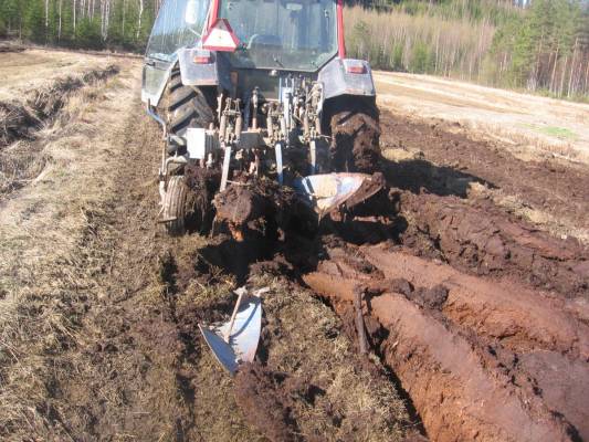 Valtra 6400
Kyntöhommia joskus keväällä.. oli puutavaraa pellolla vähän liikaa..  
Avainsanat: 6400