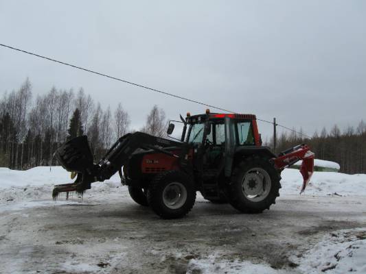 Valtra 6400
Vallu 6400  Rehun otto yhdistelmä Talvella 2009 
Avainsanat: 6400