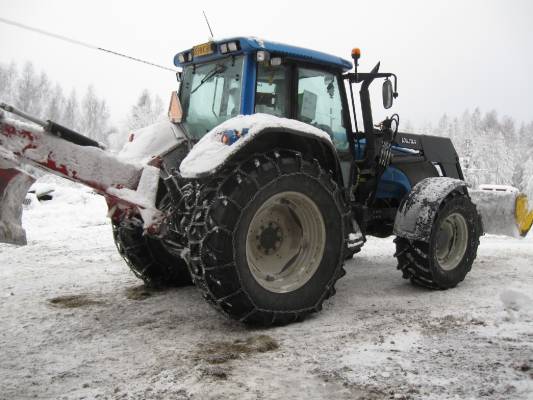 Valtra T160 
Talvi 2009 Uudet ketjut. Nyt riittää pitoa hyvin !!  
Avainsanat: T160