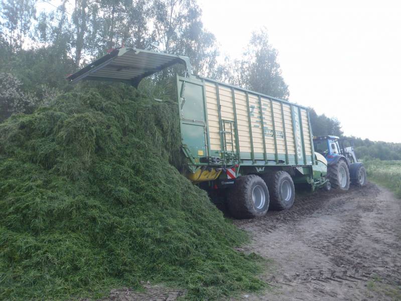 Valtra T190 Krone ZX 450
Meni se tuosta viime kesänä.. Vanhalla vaunulla..
Avainsanat: Krone