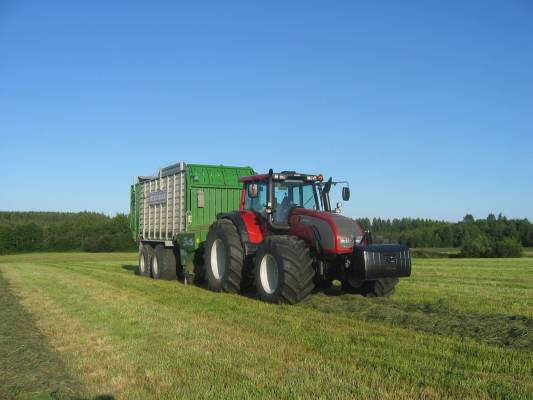 Valtra T202 Versu ja Bergmann
Oli versu kokeilla.. ihan mukavan oloinen peli
Avainsanat: Valtra Versu Bergmann