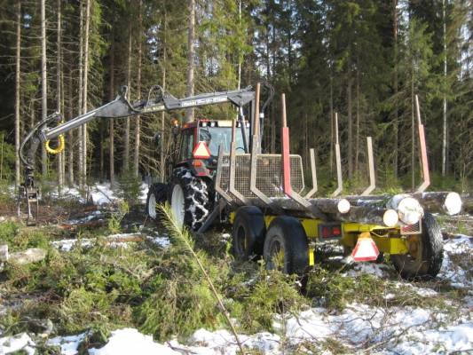 6800 ja metsäkärry 
sahapuitten ajoo..
Avainsanat: 6800 metsäkärry