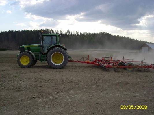 John Deere 6530
Äestystä.
Avainsanat: Jontikka Väderstad