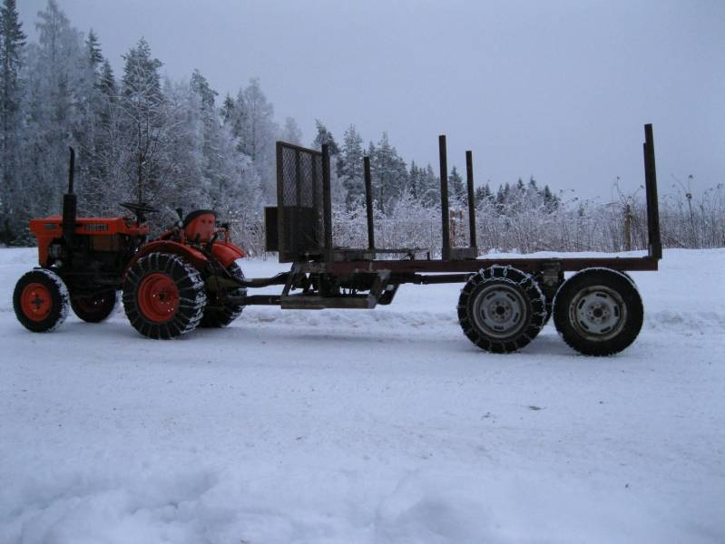 8x8 Kubota ja puukärry
8x8 mekaanisella vedolla oleva mehtäyhistelmä, vielä ei ole sellaista paikkaa tullut vastaan että ei olisi puita saatu pois
Avainsanat: Kubota Puukärry 8x8