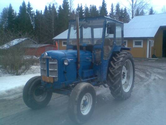 Fordson super major -64
jos tuolla pienet ja vähän isomat piha hommat tekis
Avainsanat: fordson super major