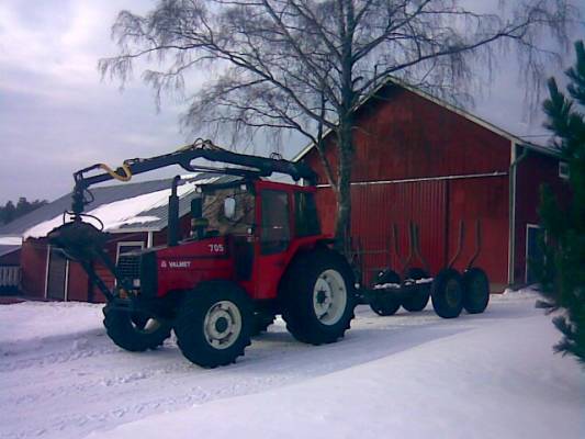 Valmet 705 ja Evin mettäkärri
Ei tarvinnu tänä talvena ketjuja puun ajossa.
Avainsanat: valmet evi rkp 705