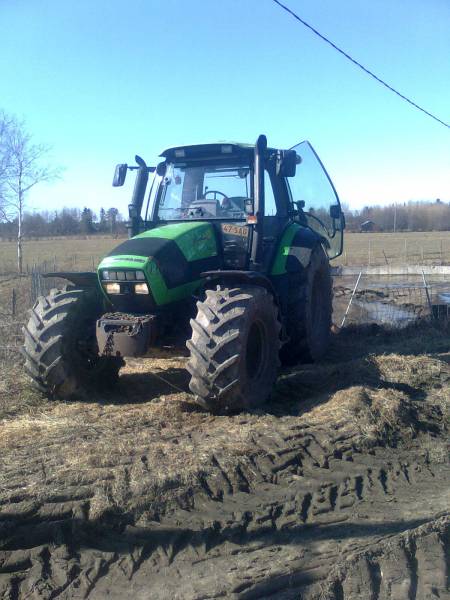 Deutz-farh 130 ja Jukka potkurisekoitin
Paskan sekottelua. Ens viikolla pellolle
