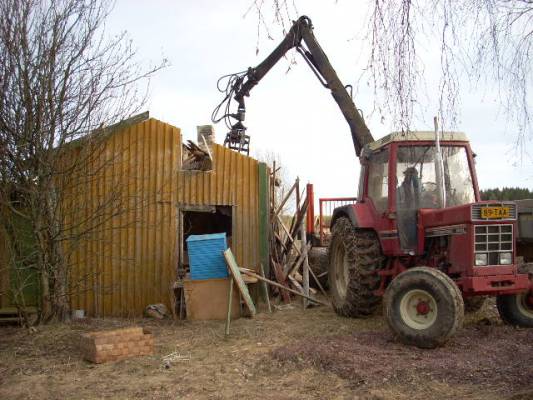 Purkukalustoa
Käytiin purkamassa naapurin ulkorakennus
Avainsanat: mökinpurku pikkunatikka