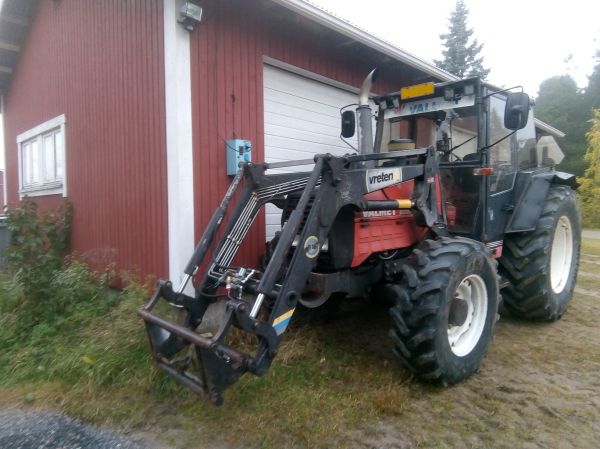 Valmet 705 rupes toimiin yövuorossa eräänlaisena JatiMatic:kkina eli massasulkuaseena
Syyspimeät ja hämärät toi jälleen hämärähemmot kotikylälle tiedusteleen passeleita keikkauskohteita niin Valmet sai rueta toimiin massasulkuaseena. Perus pikakeikkarosvo tajuaa jatkaa matkaansa, koska kertoo selvästi, että teitä on  jo odotettukkin.. :D 
Avainsanat: Valmetmatic massasulkuase