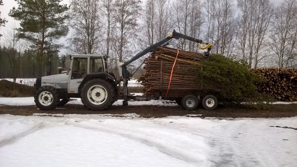 Nevaluutia hakerangaksi
Valmet 605 ja patu metsäkärry sekä pientä mäntyä sen verran ku pysyy kyytillä. Kärryssä pankkojatkona ei ole Alucarit vaan "Mäntytrackit" .. :D 
Avainsanat: Valmet 605 Vama Patu hakerankaa