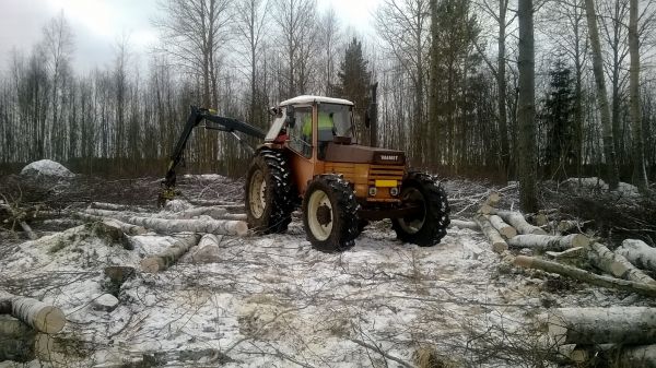 "Hakkuuilmoitus, Eteläinen Pohjois-Pohjanmaa yksiköt 201,351 ja 903. Koivua kaatuu 200-250 kiintoa, avohakkuu keskisuuri. Metsä Group tietää asiasta. Ei vaadi kiireellistä kuljetusta." 
Valmet 903 & Vama juontaa ajoreittiä avohakkuu aukolle puutavaran siirtokuljetusta varten.
Avainsanat: Valmet 903 Vama