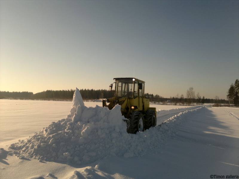 Tuulen tukkima
- Valmet 800 -79 -
- Peltotietä pukkaamassa auki. Hyvä kulkuinen kone muuntimen ja painon ansiosta. Kärkiauran kans olisi mahdoton peli ;) -
Avainsanat: valmet 800 pyöräkuormaaja pyöräkone