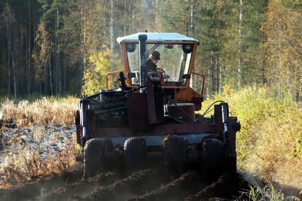 Uutismaan jyrsintää
Valmet 1502 &  jyrsin
Jyrsimen voimalähteenä taisi olla Scanian moottori.
www.dy.fi/m4v

Avainsanat: valmet 1502 jyrsin