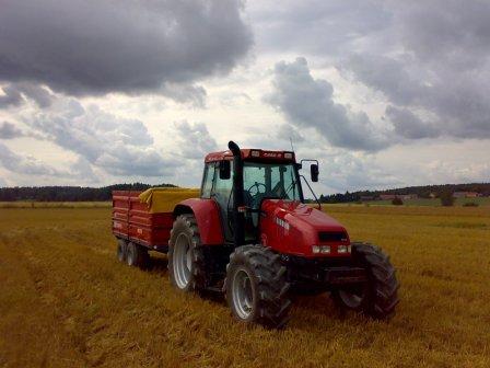 Case IH CS110 ja Tuhti M85
Puintihommissa..
