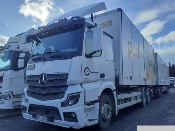 A Määräsen MB 2551 Actros
A Määränen Oy:n MB 2551 Actros täysperävaunuyhdistelmä.
Avainsanat: Määränen MB 2551 Actros Posti ABC Hirvaskangas