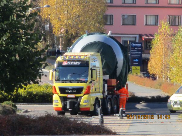 Äänekosken erikoiskuljetus 5.10.2016 
Kotakennääntien liikenneympyrässä.
Avainsanat: Silvasti Heavy MAN TGX 41.640 Erikoiskuljetus Pekka