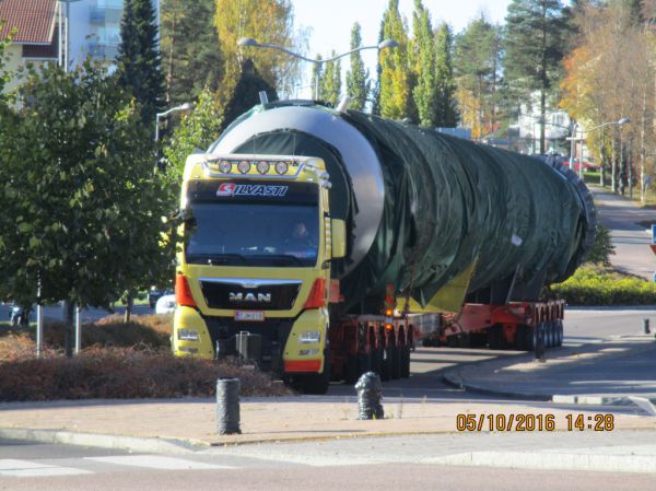 Äänekosken erikoiskuljetus 5.10.2016
Kotakennääntien liikenneympyrä ohitettu ja seuraava venkslauspaikka oikealle Tehtaankadulle on edessä.
Avainsanat: Silvasti Heavy MAN TGX 41.640 Erikoiskuljetus Pekka