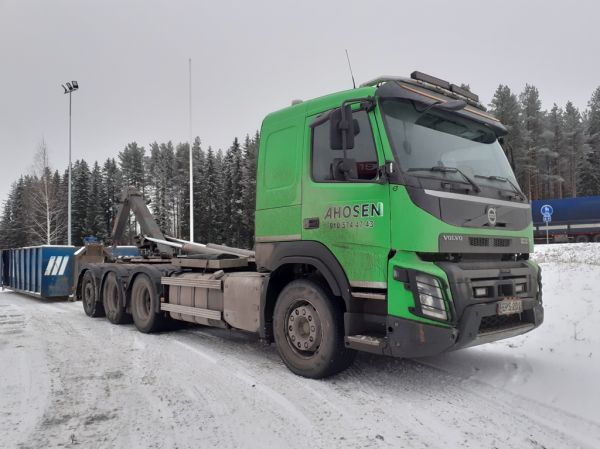 Ahosen Palvelut Oy:n Volvo FMX
Ahosen Palvelut Oy:n Volvo FMX koukkulava-auto.
Avainsanat: Ahonen Volvo FMX Hirvaskanga