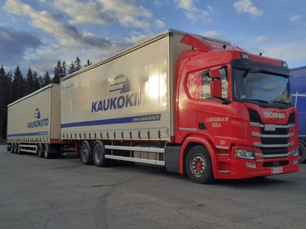 Y Auramaan Scania R500
Y Auramaa Oy:n Scania R500 täysperävaunuyhdistelmä.
Avainsanat: Auramaa Kaukokiito Scania R500 ABC Hirvaskangas 119