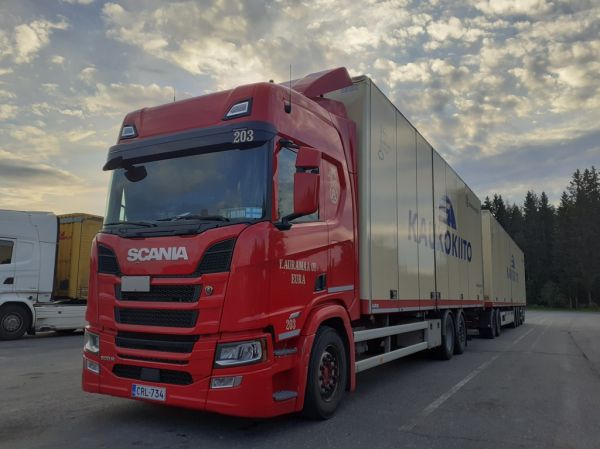 Y Auramaan Scania 500R
Kaukokiidon ajossa oleva Y Auramaa Oy:n Scania 500R täysperävaunuyhdistelmä.
Avainsanat: Auramaa Kaukokiito Scania 500R ABC Hirvaskangas 203