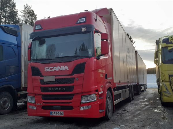 Y Auramaan Scania 500R
Kaukokiidon ajossa oleva Y Auramaa Oy:n Scania 500R täysperävaunuyhdistelmä.
Avainsanat: Auramaa Kaukokiito Scania 500R Shell Hirvaskangas 69