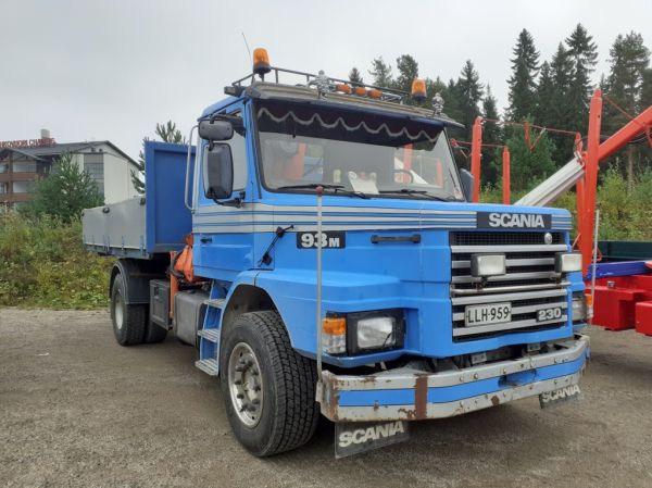 E Ahosen Scania T93M
E Ahosen Scania nosturilla varustettu T93M kuorma-auto.
Avainsanat: Ahonen Scania T93M Tahko24