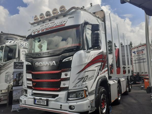 E Nousiaisen Scania R660XT
E Nousiainen Oy:n Scania R660XT puutavara-auto.
Avainsanat: Nousiainen Scania R660XT Himos24